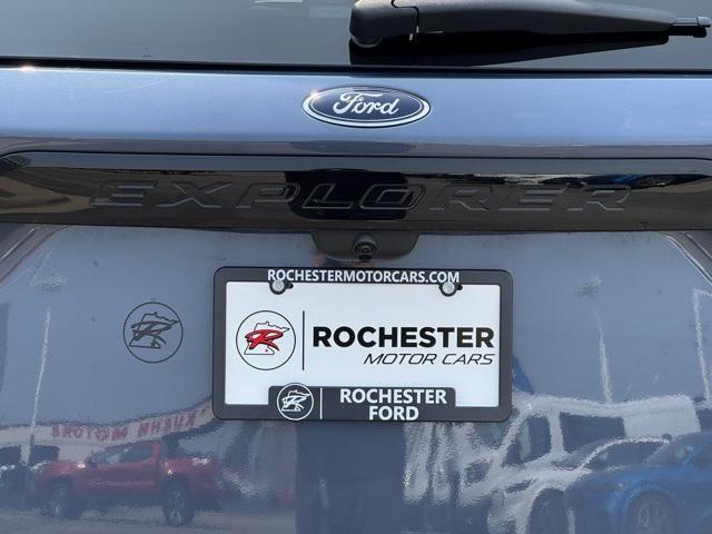 Photo of 2021 Infinite Blue Metallic Tinted Clearcoat Ford Explorer