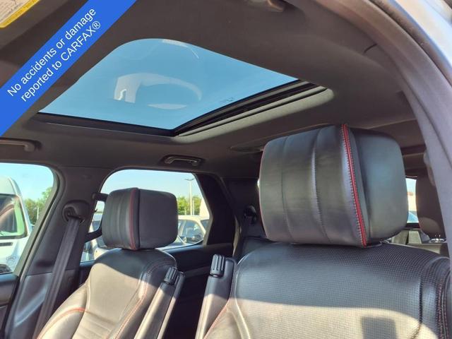 Photo of 2017 White Land Rover Discovery