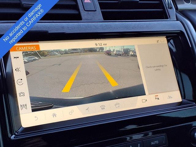 Photo of 2017 White Land Rover Discovery