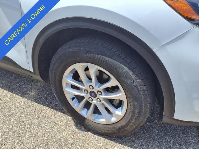 Photo of 2022 Oxford White Ford Escape