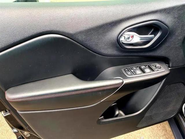 Photo of 2019 Diamond Black Crystal Jeep Cherokee