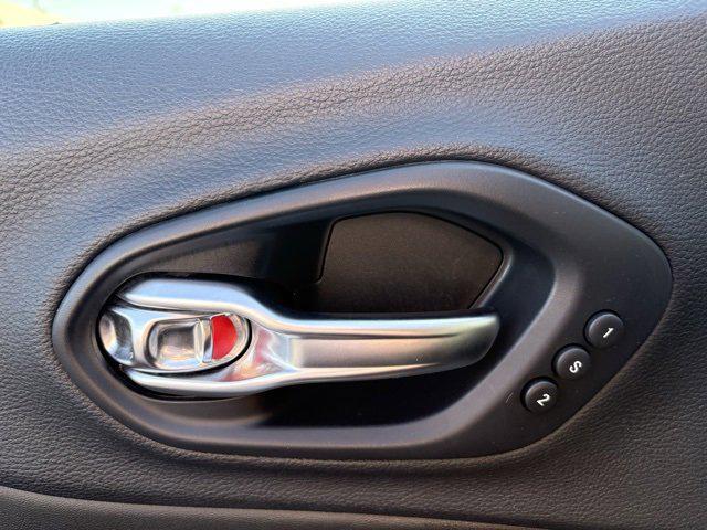 Photo of 2019 Granite Crystal Metallic Clearcoat Jeep Cherokee