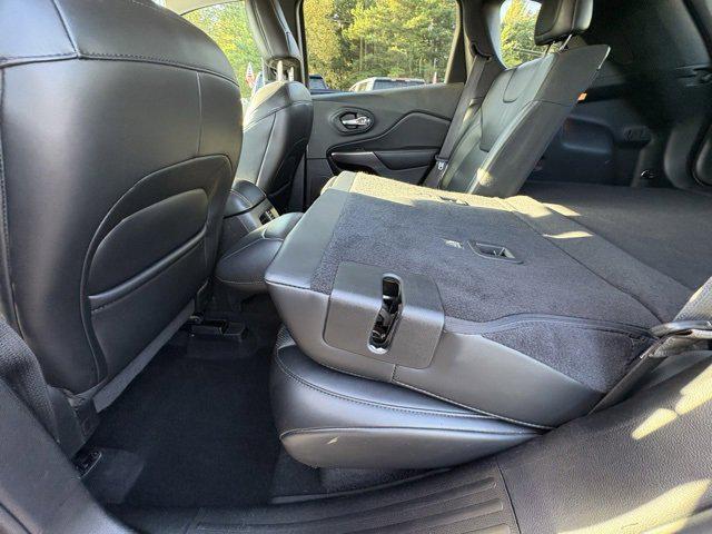 Photo of 2019 Granite Crystal Metallic Clearcoat Jeep Cherokee