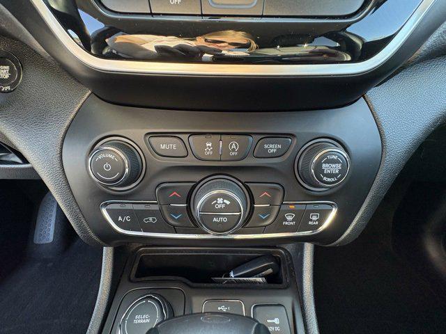 Photo of 2019 Granite Crystal Metallic Clearcoat Jeep Cherokee