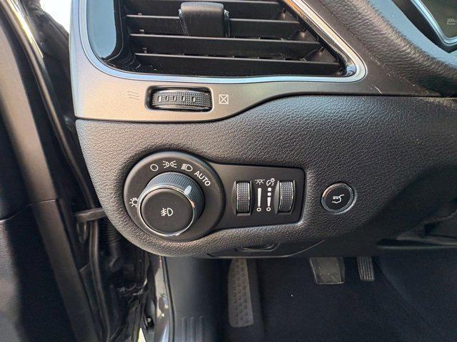 Photo of 2019 Granite Crystal Metallic Clearcoat Jeep Cherokee