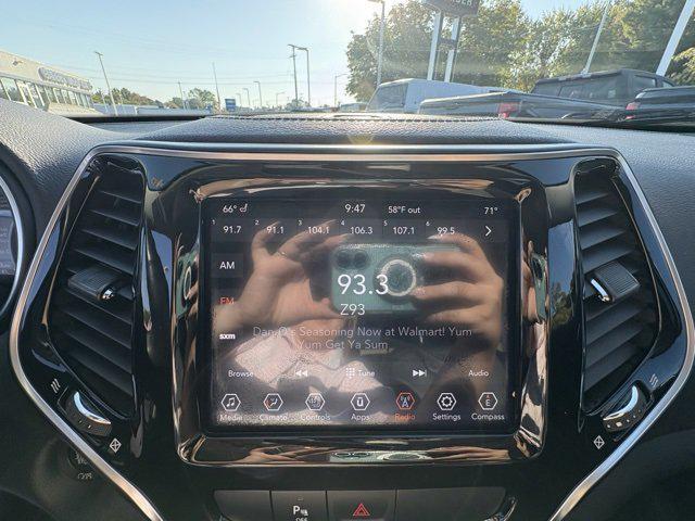 Photo of 2019 Granite Crystal Metallic Clearcoat Jeep Cherokee