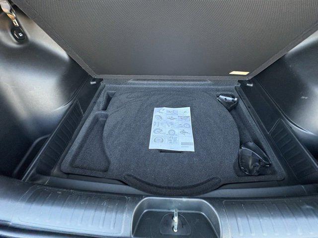 Photo of 2019 Granite Crystal Metallic Clearcoat Jeep Cherokee