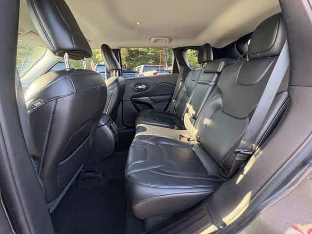 Photo of 2019 Granite Crystal Metallic Clearcoat Jeep Cherokee