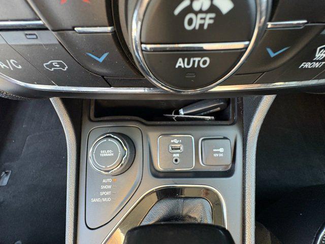 Photo of 2019 Granite Crystal Metallic Clearcoat Jeep Cherokee