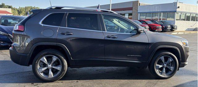 Photo of 2019 Granite Crystal Metallic Clearcoat Jeep Cherokee