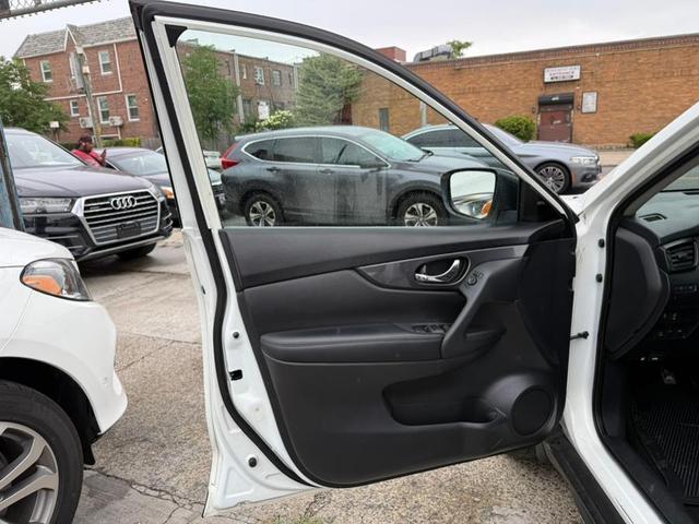 Photo of 2017 Glacier White Nissan Rogue