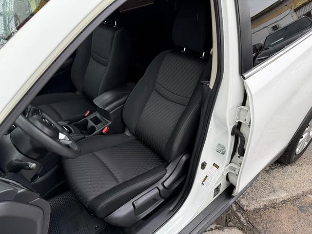 Photo of 2017 Glacier White Nissan Rogue