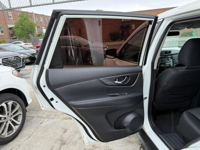 Photo of 2017 Glacier White Nissan Rogue