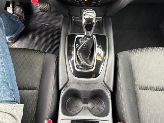 Photo of 2017 Glacier White Nissan Rogue