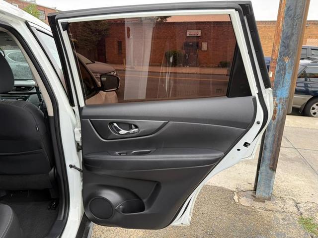 Photo of 2017 Glacier White Nissan Rogue