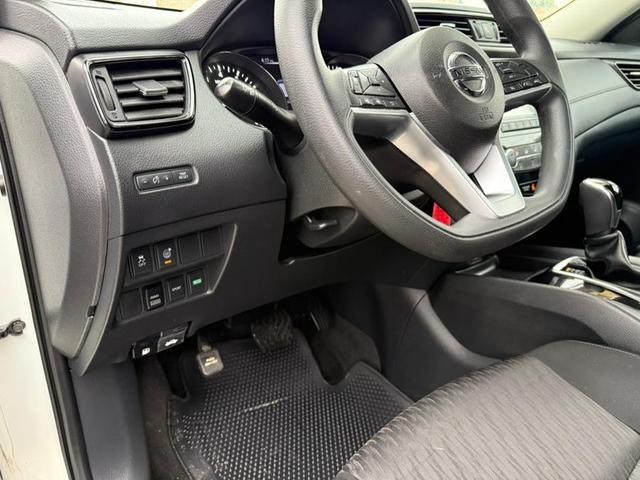 Photo of 2017 Glacier White Nissan Rogue