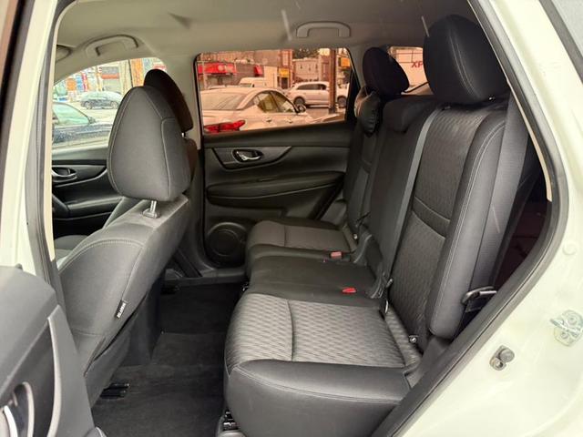 Photo of 2017 Glacier White Nissan Rogue