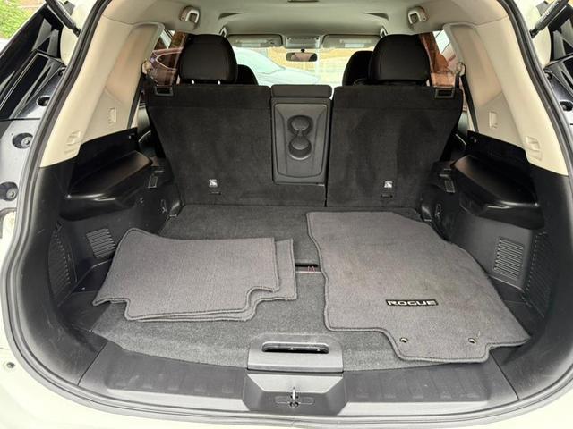 Photo of 2017 Glacier White Nissan Rogue