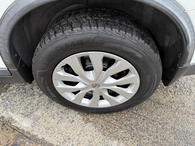 Photo of 2017 Glacier White Nissan Rogue