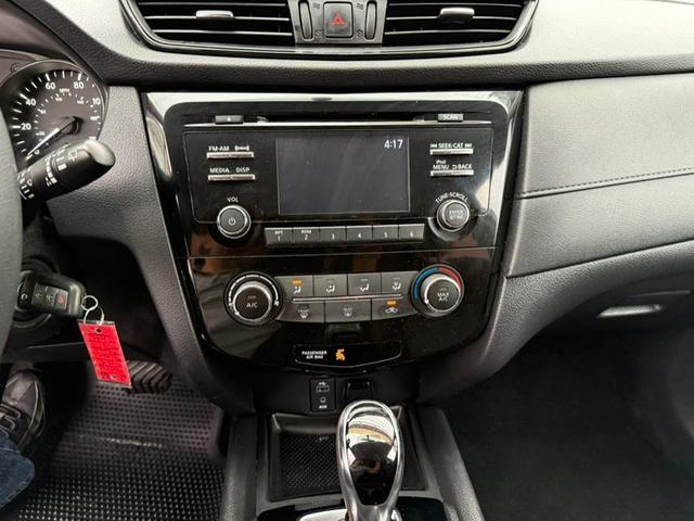 Photo of 2017 Glacier White Nissan Rogue