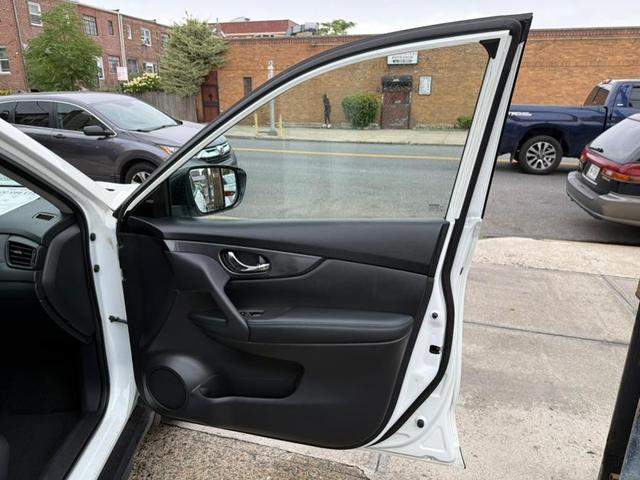 Photo of 2017 Glacier White Nissan Rogue