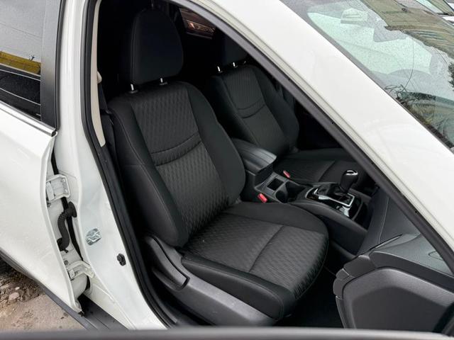 Photo of 2017 Glacier White Nissan Rogue