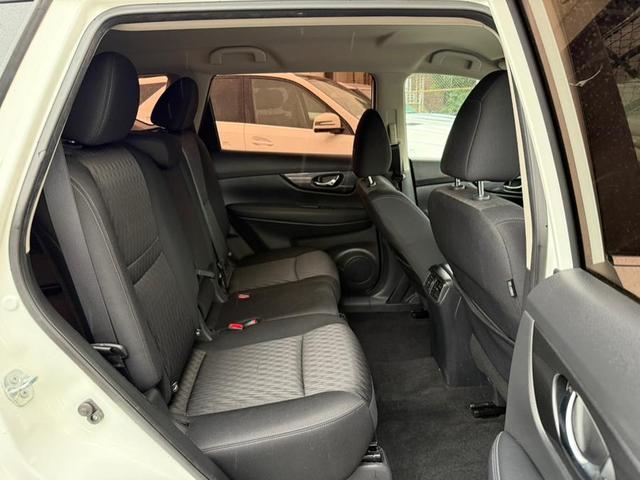 Photo of 2017 Glacier White Nissan Rogue