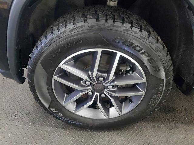 Photo of 2021 Diamond Black Crystal Pearlcoat Jeep Grand Cherokee