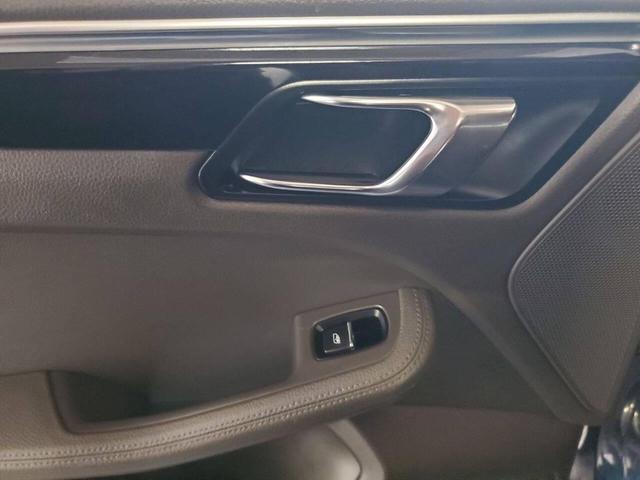 Photo of 2016 Blue Porsche Macan