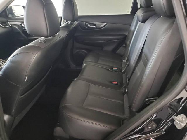 Photo of 2015 Super Black Nissan Rogue