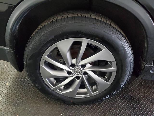 Photo of 2015 Super Black Nissan Rogue