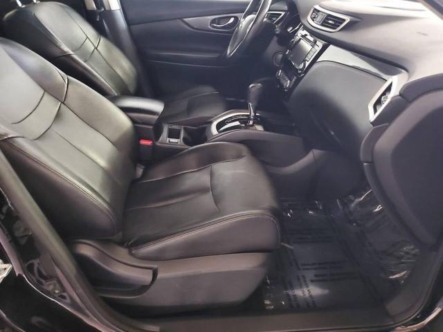 Photo of 2015 Super Black Nissan Rogue