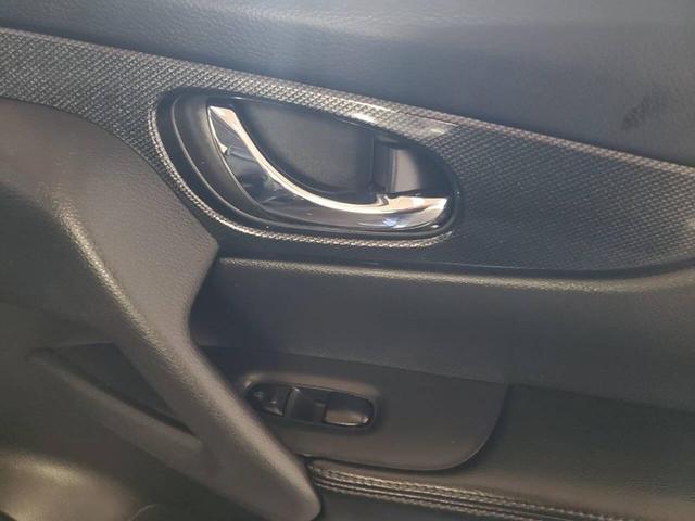 Photo of 2015 Super Black Nissan Rogue