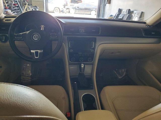 Photo of 2014 Platinum Gray Metallic Volkswagen Passat