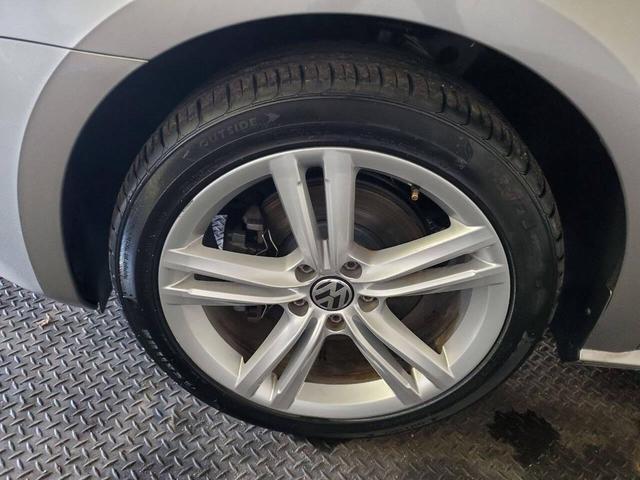 Photo of 2014 Platinum Gray Metallic Volkswagen Passat