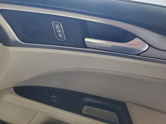 Photo of 2019 White Ford Fusion Hybrid