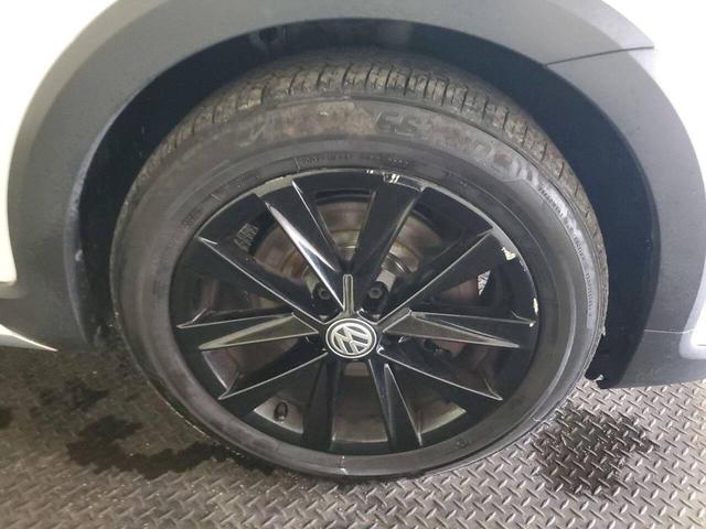 Photo of 2017 Pure White Volkswagen Golf Alltrack