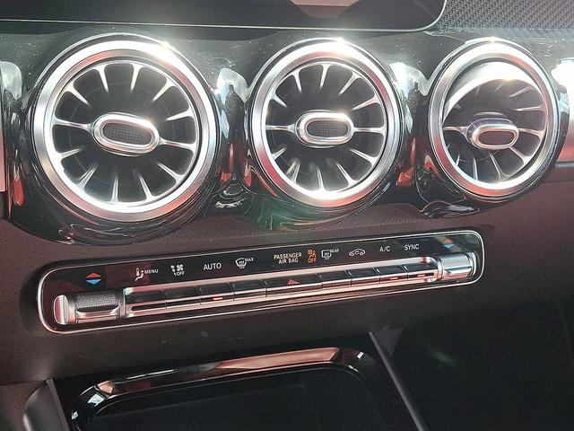 Photo of 2021 Night Black Mercedes-Benz GLB 250