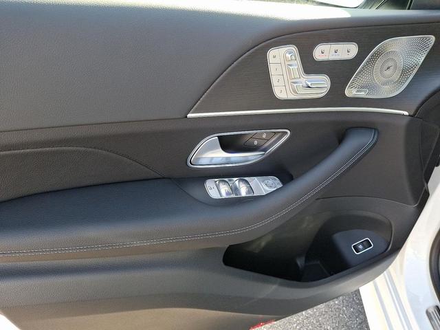 Photo of 2025 MANUFAKTUR Moonlight White Metallic Mercedes-Benz GLE 580