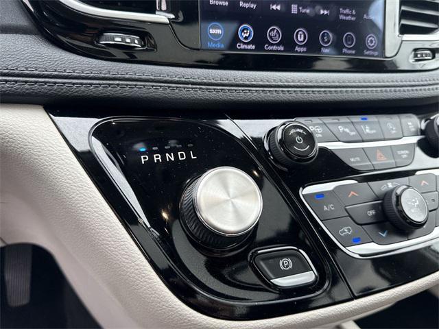 Photo of 2020 Bright White Clearcoat Chrysler Pacifica