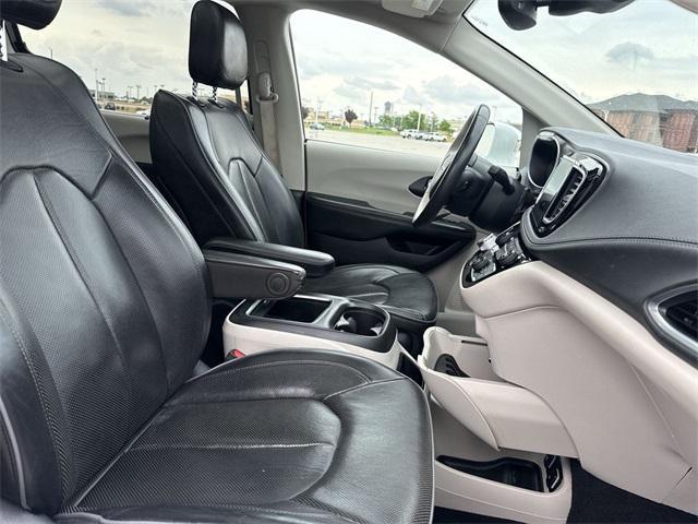 Photo of 2020 Bright White Clearcoat Chrysler Pacifica
