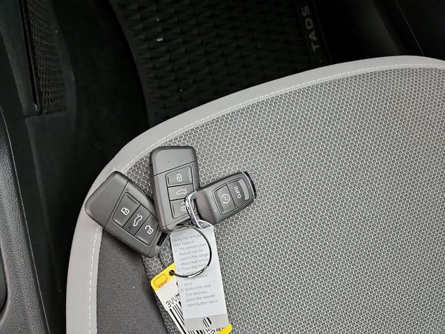 Photo of 2022 Gray Volkswagen Taos