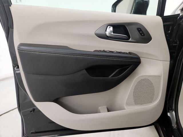 Photo of 2022 Black Chrysler Pacifica