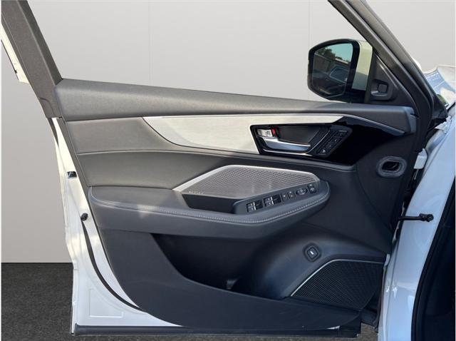 Photo of 2024 Platinum White Pearl Acura MDX