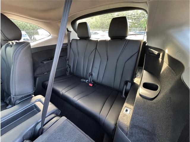 Photo of 2024 Platinum White Pearl Acura MDX