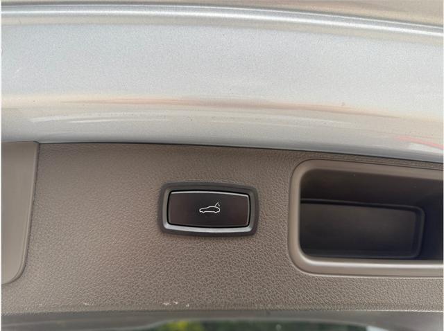 Photo of 2017 Rhodium Silver Metallic Porsche Macan