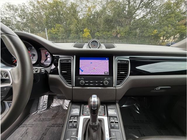 Photo of 2017 Rhodium Silver Metallic Porsche Macan