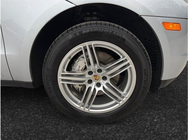 Photo of 2017 Rhodium Silver Metallic Porsche Macan