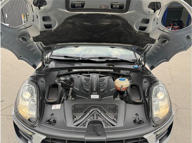 Photo of 2017 Rhodium Silver Metallic Porsche Macan