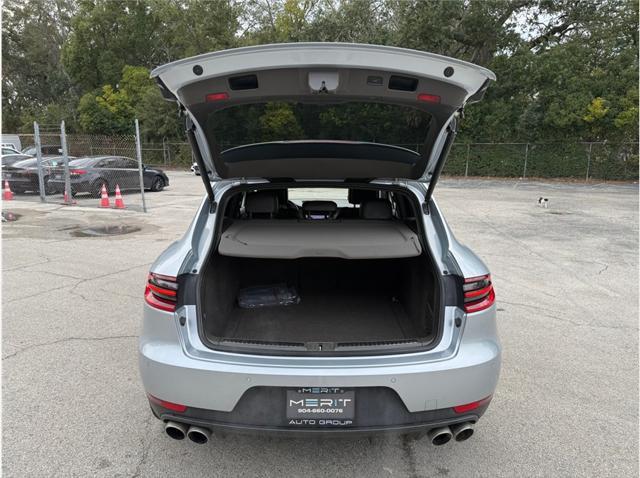 Photo of 2017 Rhodium Silver Metallic Porsche Macan
